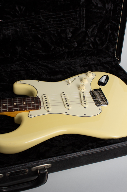 Fender  Custom Shop Custom Deluxe Stratocaster Solid Body Electric Guitar  (2010)