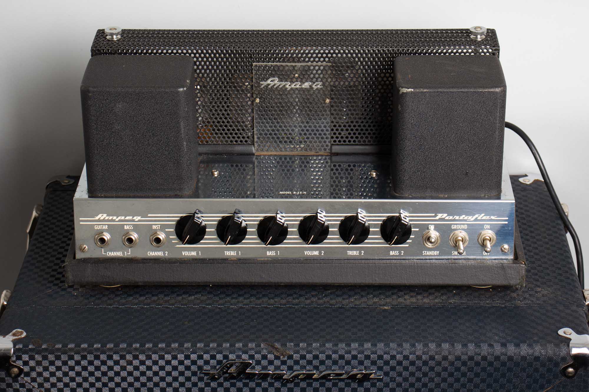 高額買取実施中!!】Ampeg アンペグ 管球式ベースアンプ B-15N