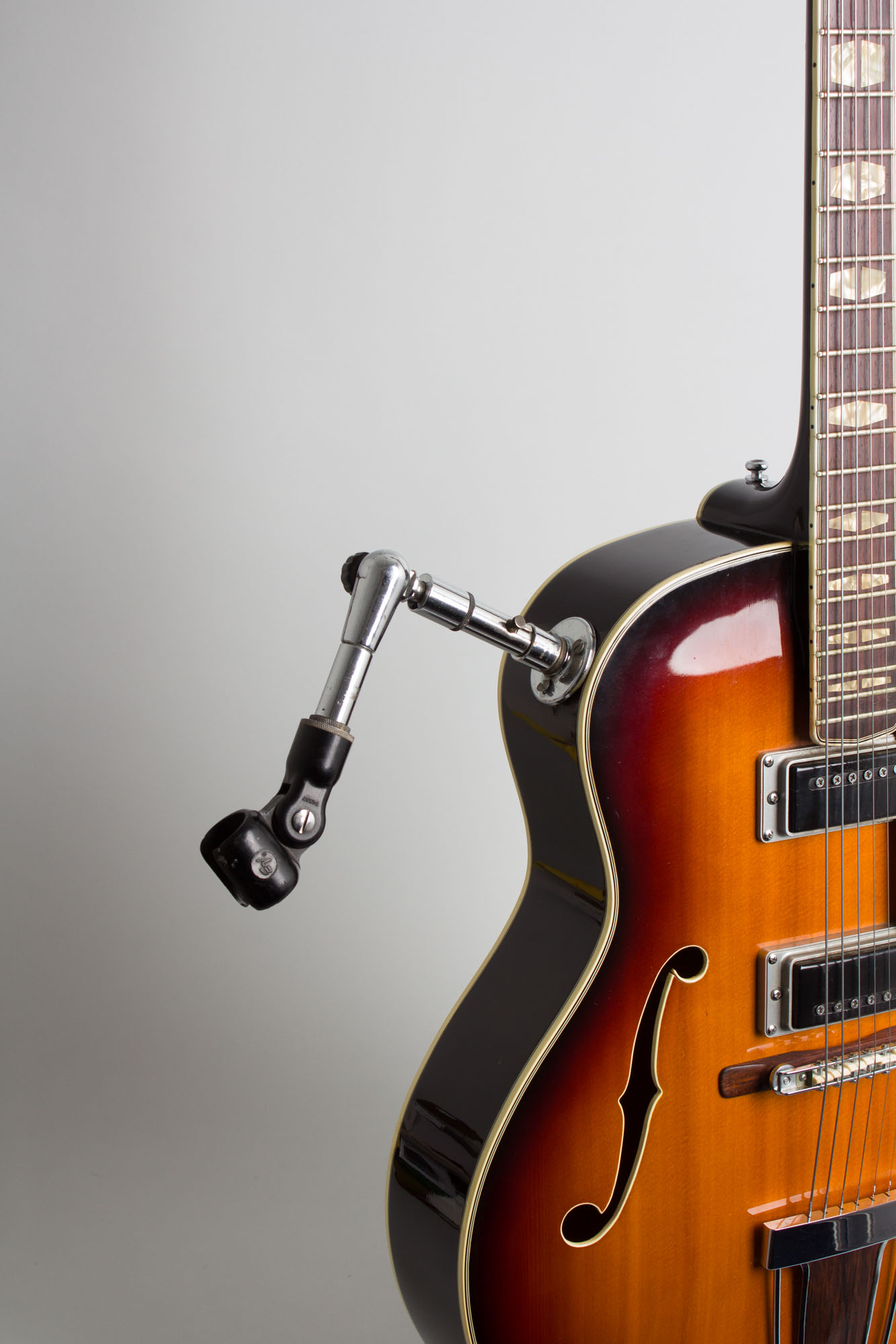 Gitar hollow body clearance