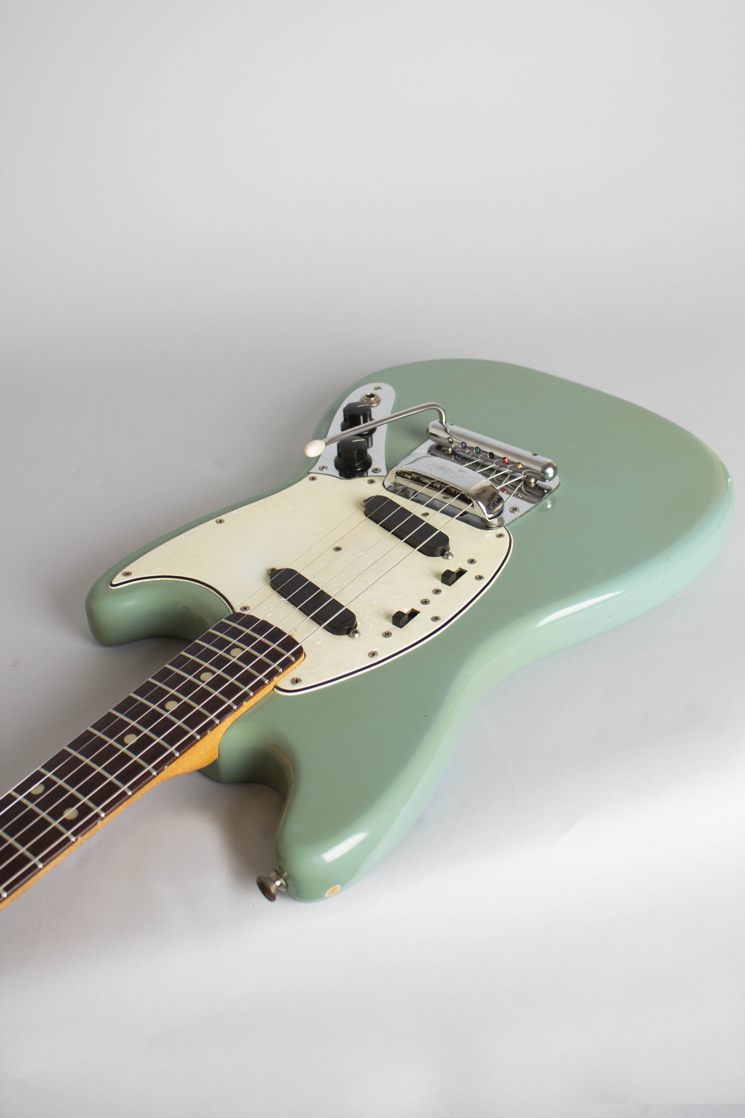 1965年製fender mustang Fender Mustang Solid Body Electric Guitar (1965) | RetroFret