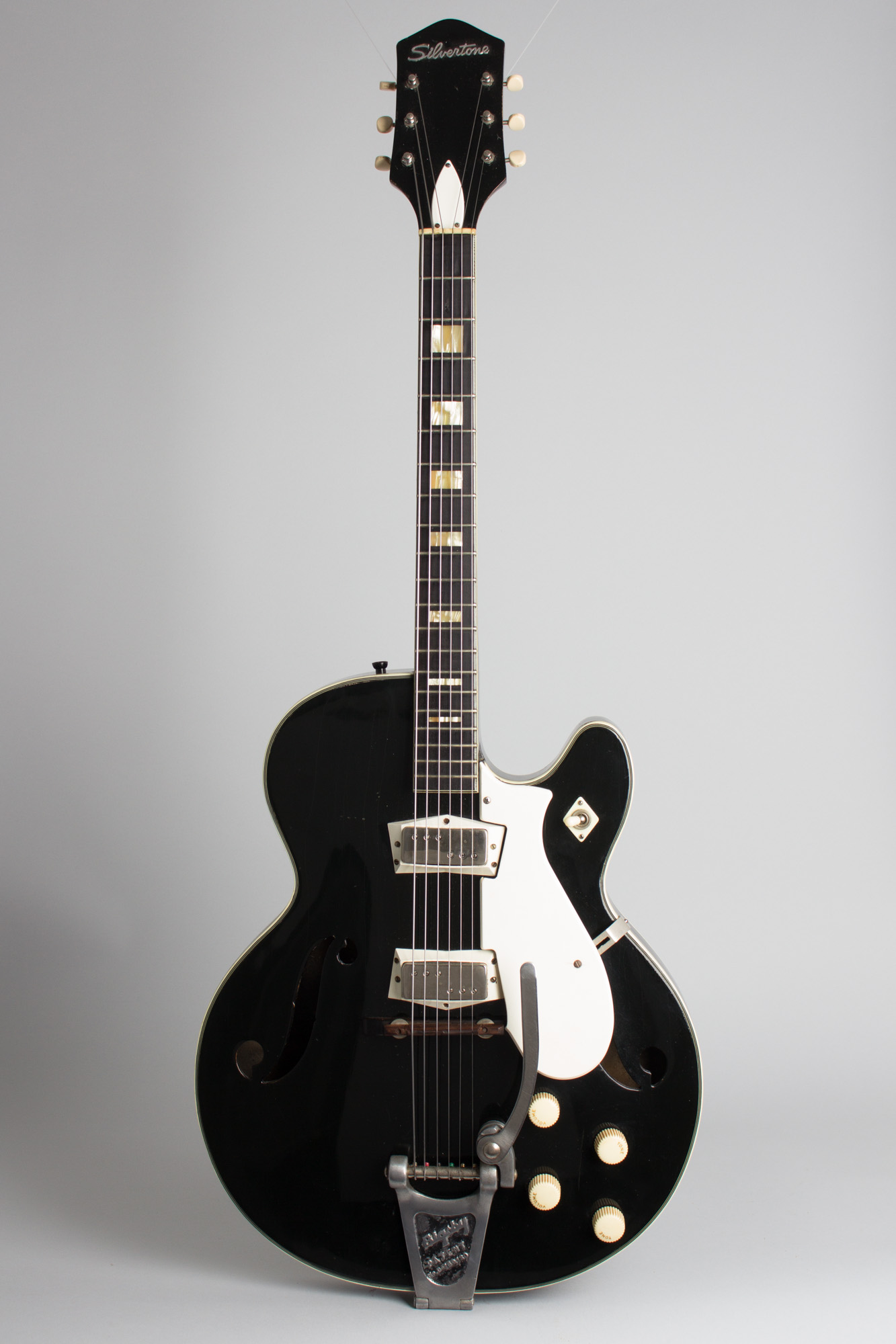 tæt nedbryder Let Silvertone Model 1446L Thinline Hollow Body Electric Guitar, made by  Harmony (1960's) | RetroFret